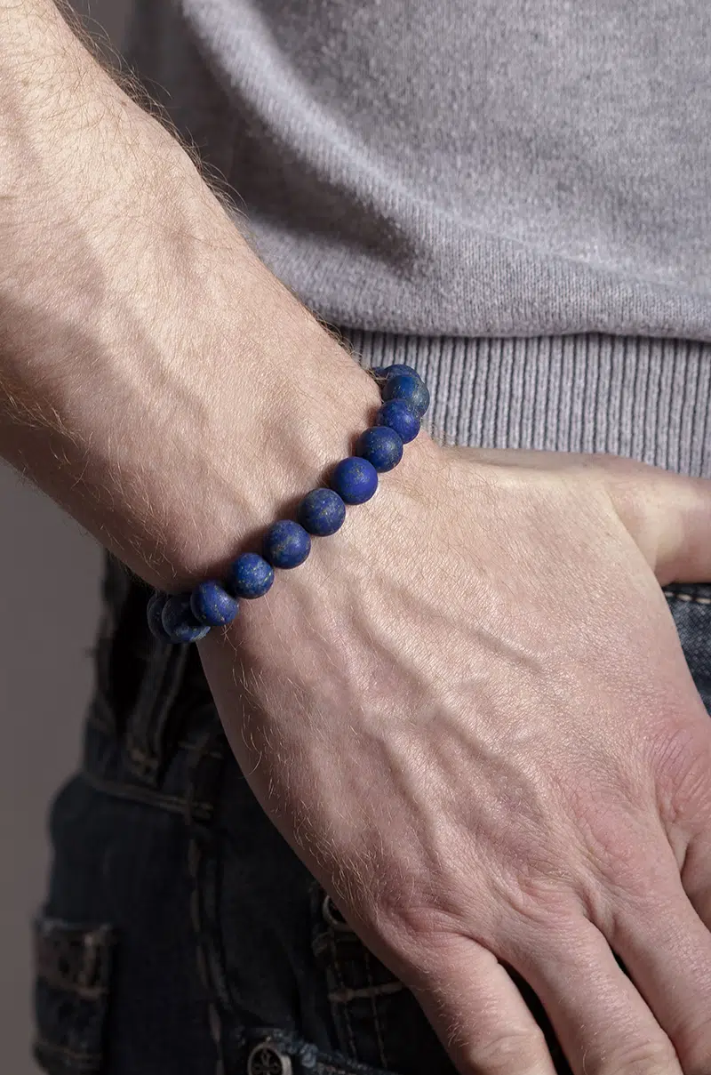 Lapis lazuli náramek na ruku