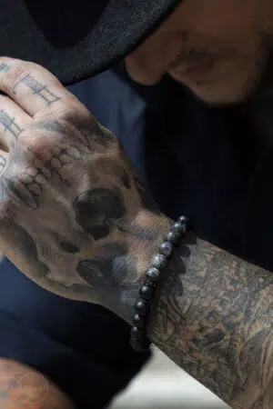 šedý pánský náramek