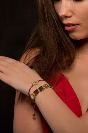 Sňůrkový náramek Ruka Hamsa červená