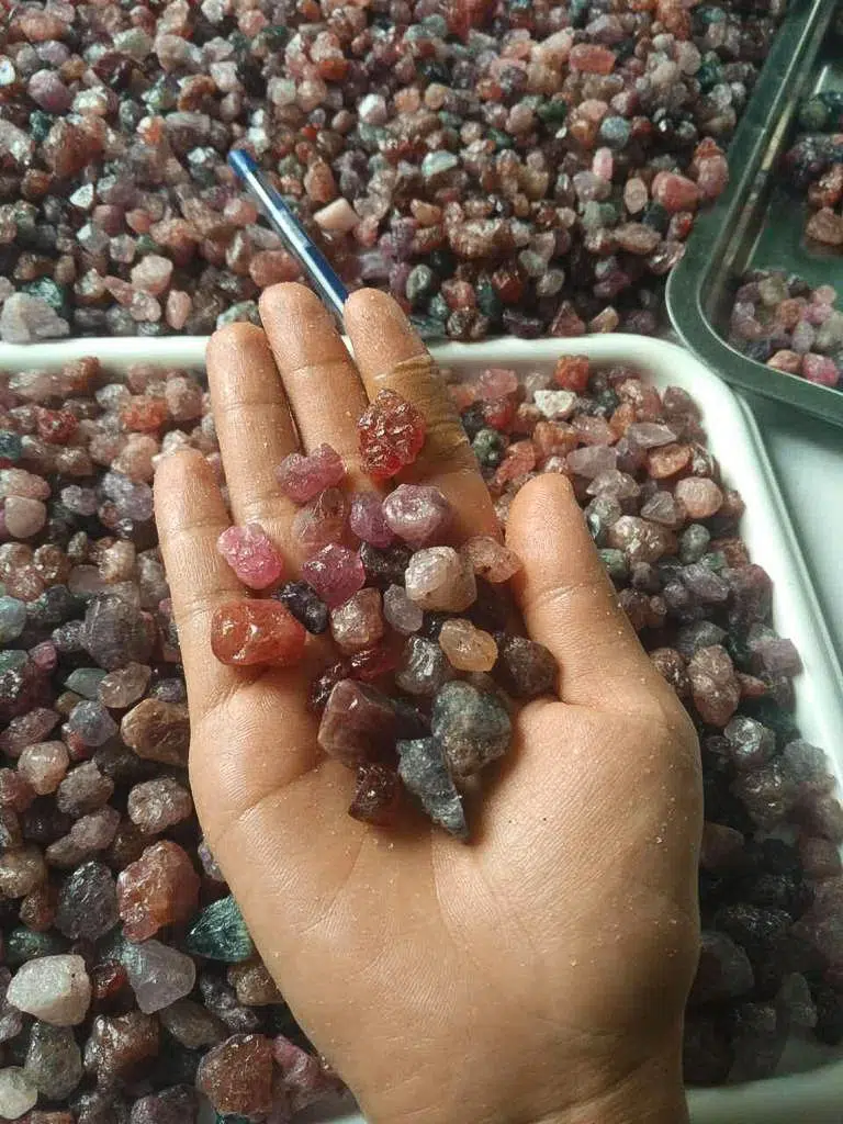 Spinel surový materiál