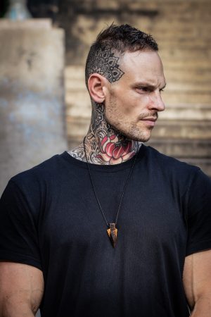 Tygří oko hrot šípu - náhrdelník pro muže