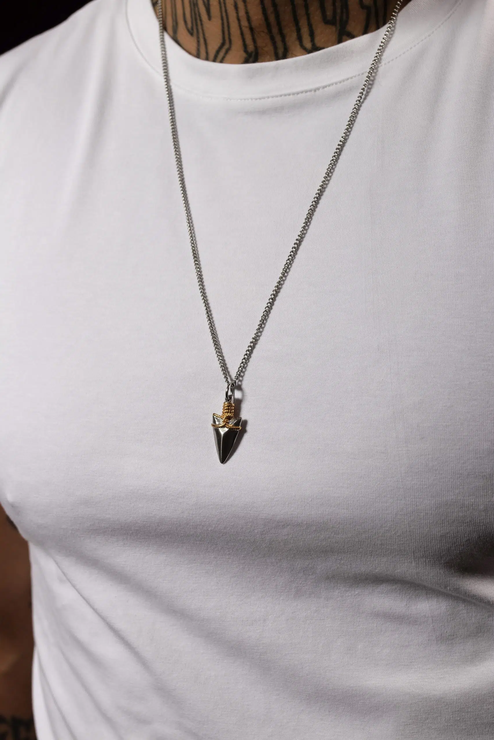 Hrot šípu minimalistický náhrdelník pro muže