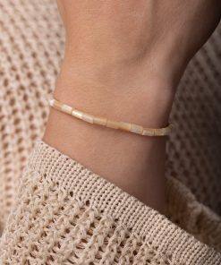 Dámský náramek z béžové perleti – válečky