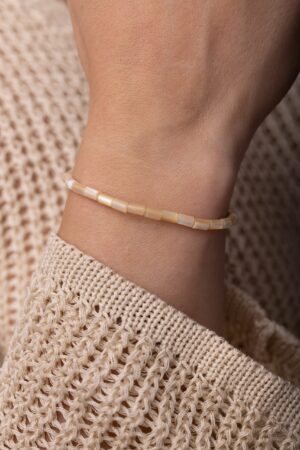 Dámský náramek z béžové perleti – válečky