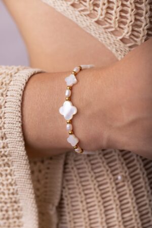 Šňůrkový náramek s čtyřlístky