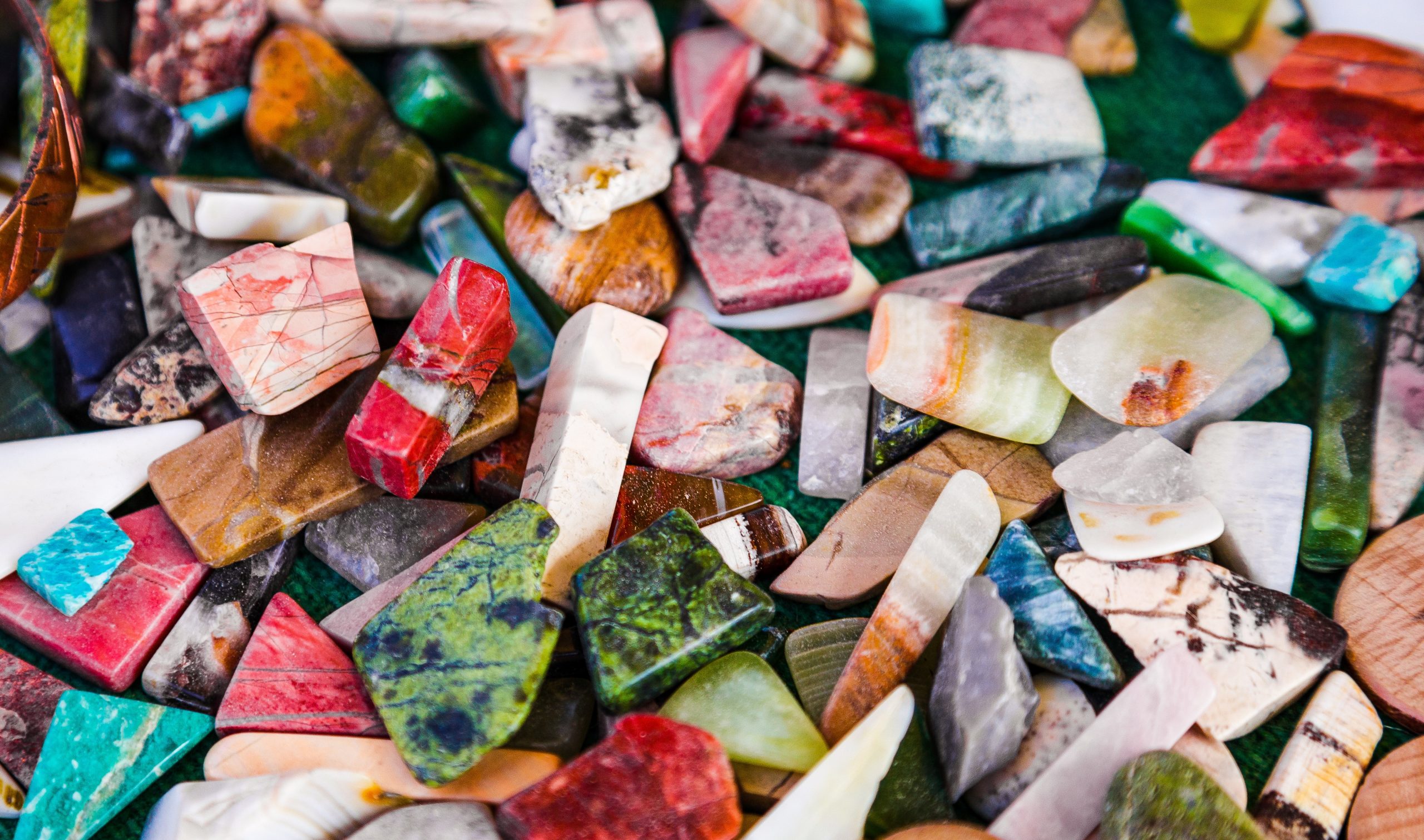 Jaké jsou rozdíly mezi přírodními a umělými kameny?