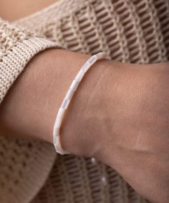 Dámský náramek z bílé perleti – válečky