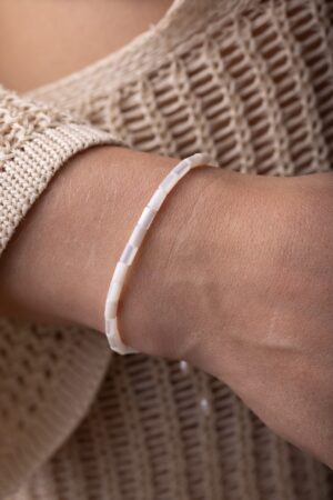 Dámský náramek z bílé perleti – válečky